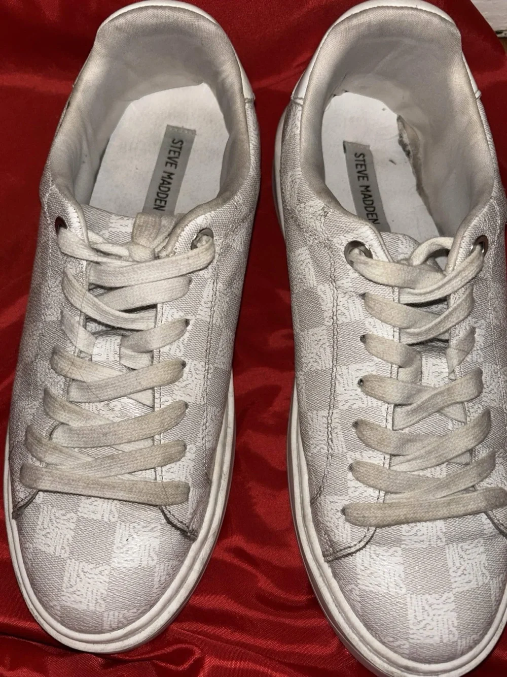 Steve Madden Off-White Logo-Print Low Top Sneakers